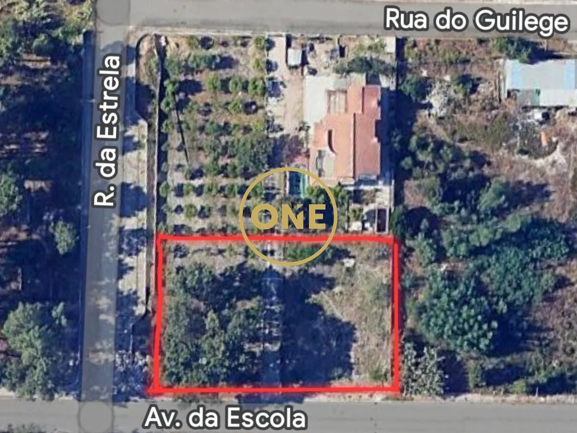 Terrain urbain destiné à la construction d'une maison individuelle de 1 218 m², avec une surface con