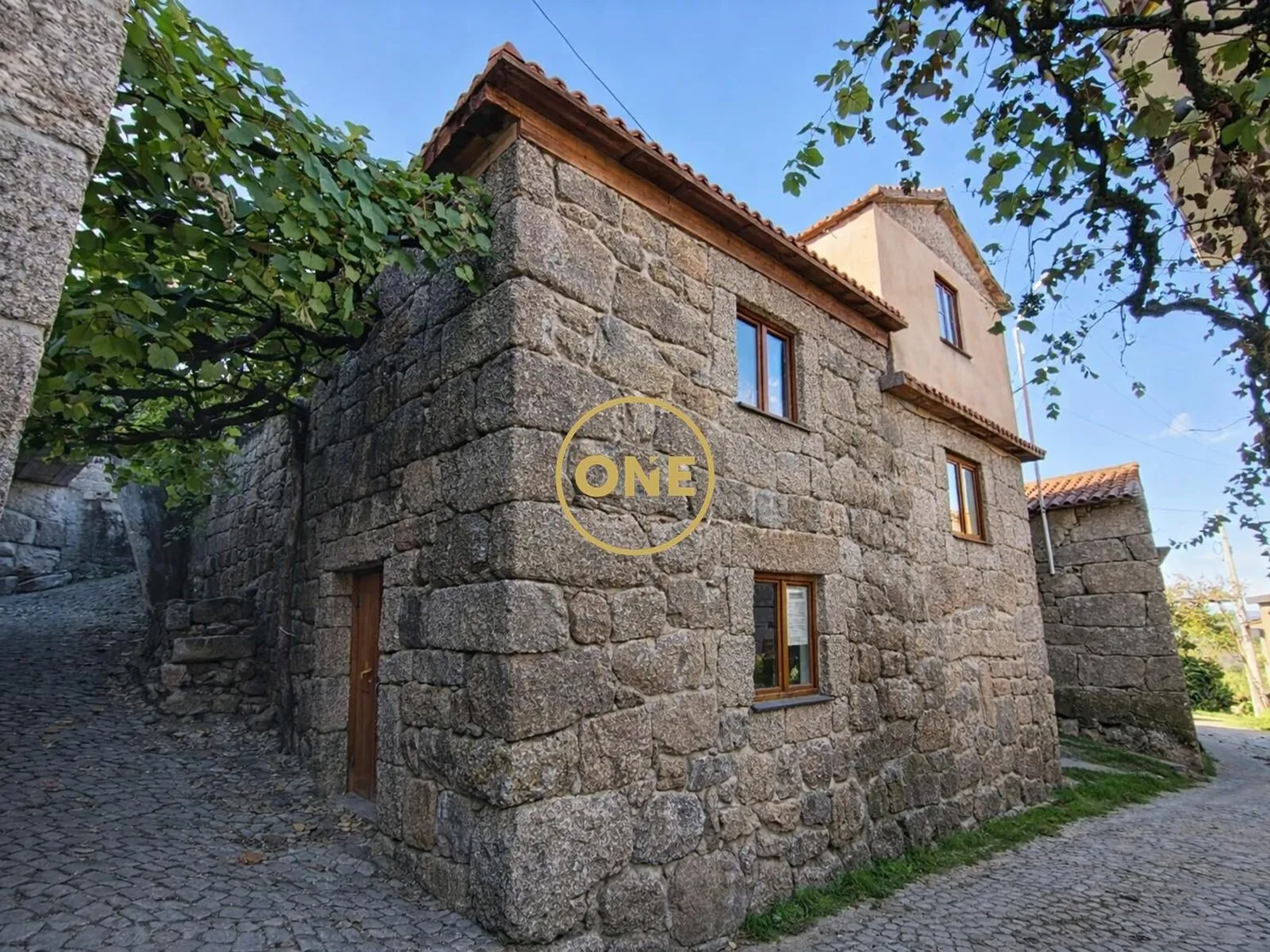 House for Renovation in the Center of the Village of Saim — Terras de Bouro