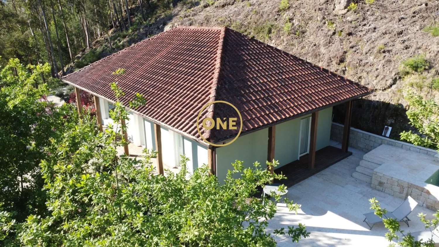 Refuge in Gerês – Stunning views over the Caniçada Dam