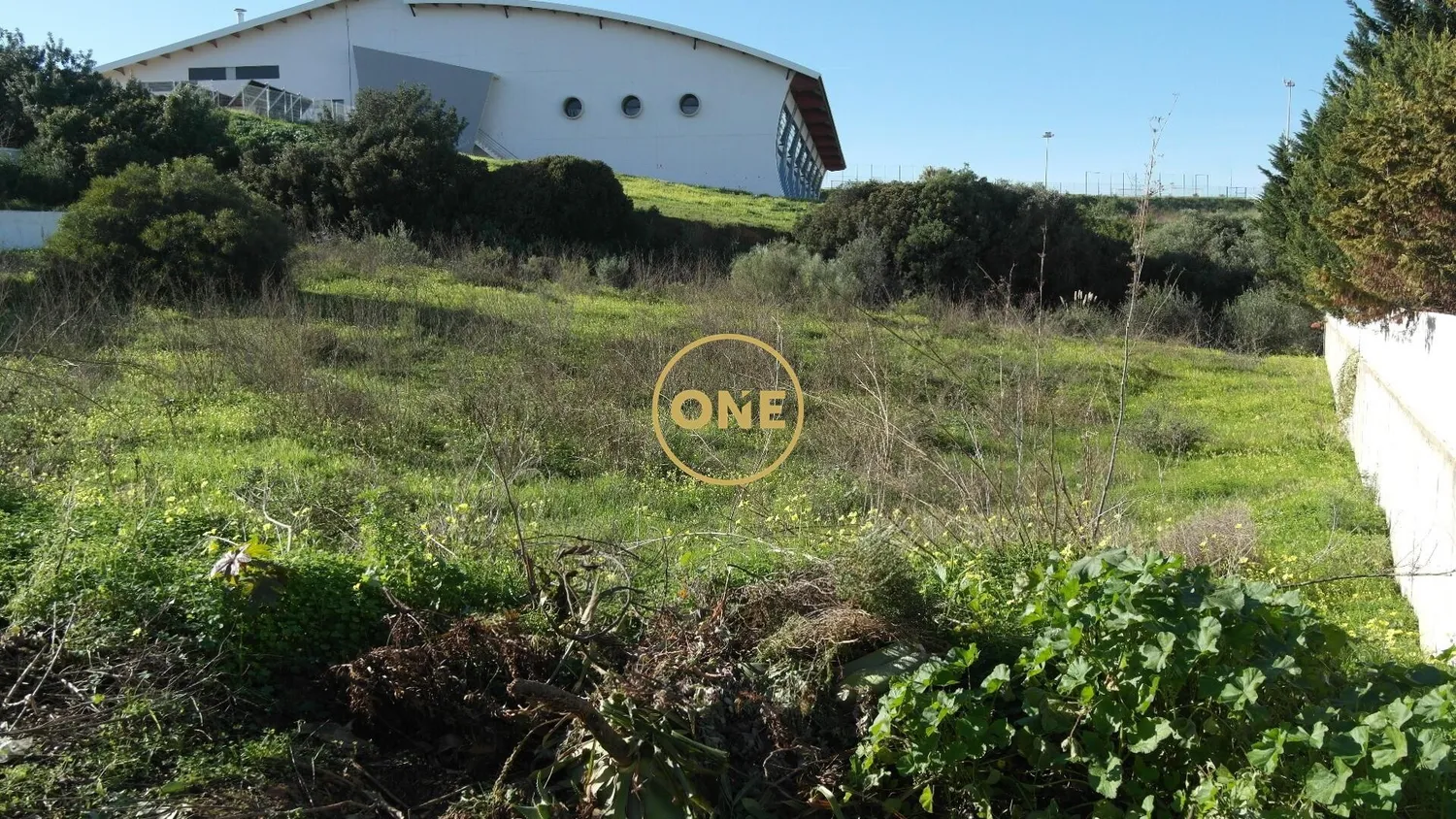 Land for urban construction, with basement, 2 floors of housing, technical terrace, swimming pool.