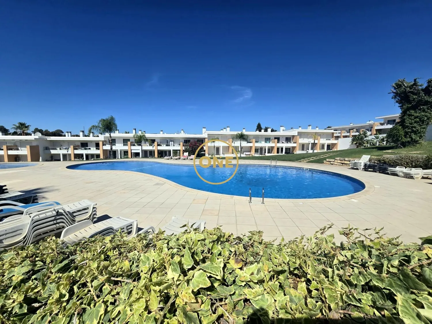 Maison jumelée de 2 chambres avec garage et piscine