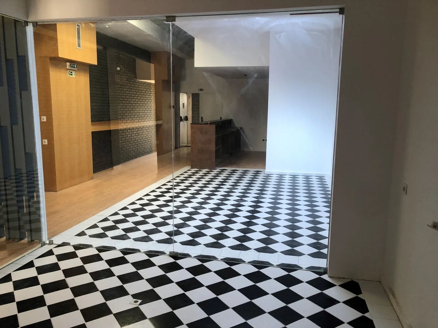 Loja renovada -  a poucos passos da Casa da Música (Porto)