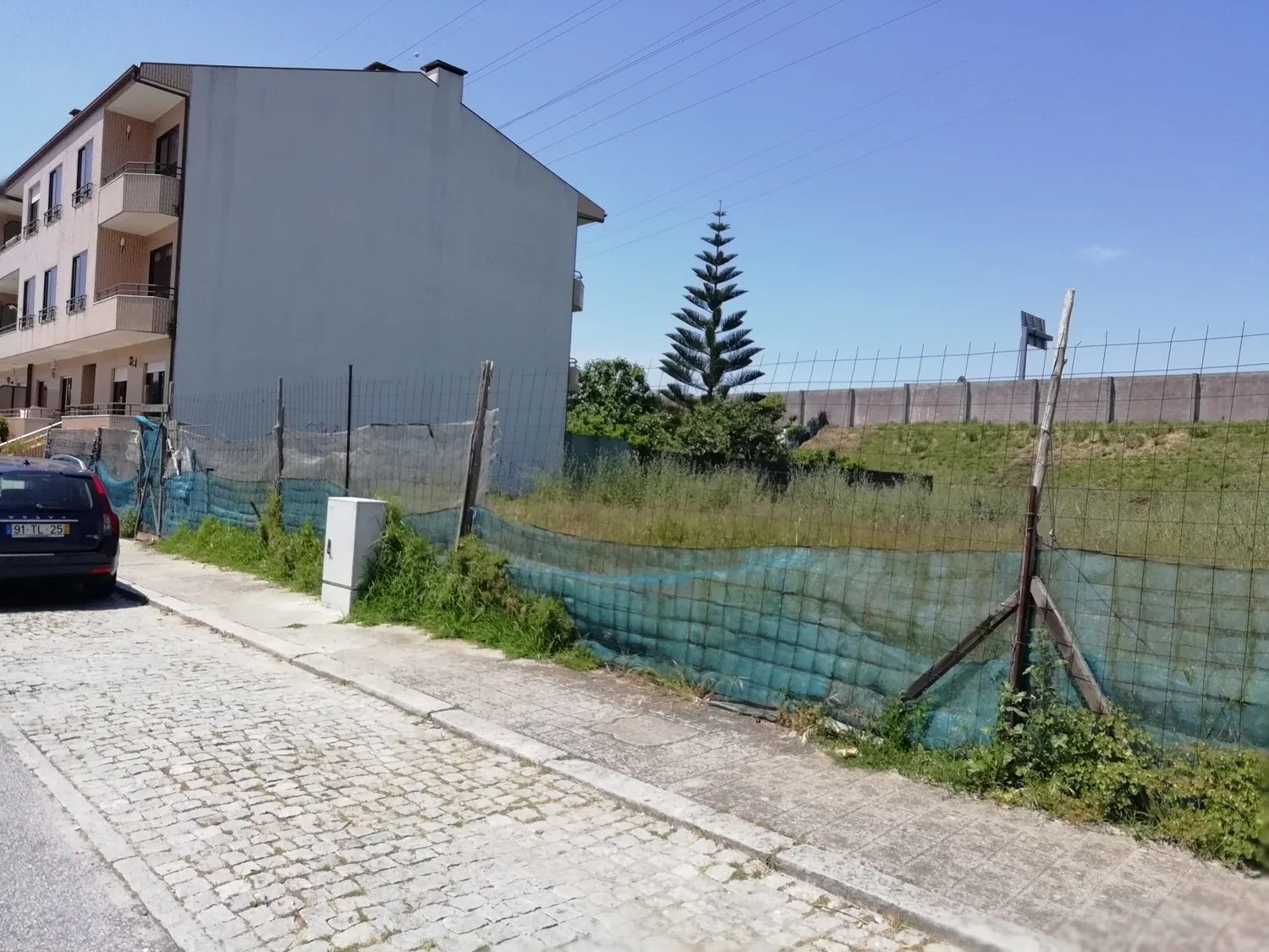 LOTE DE TERRENO PARA CONSTRUÇÃO EM ALTURA, CENTRO DE CUSTÓIAS PARA EDIFÍCIO DE CAVE PARA APARCAMENTO + RÉS-DO-CHÃO + 2 ANDARES PARA HABITAÇÕES, NUM TOTAL DE 15 FOGOS