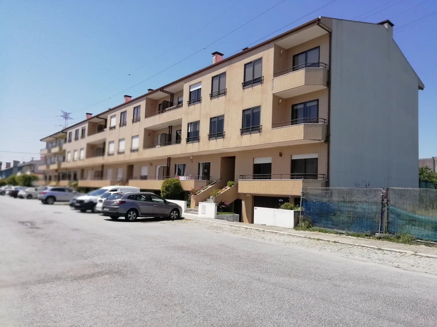 LOTE DE TERRENO PARA CONSTRUÇÃO EM ALTURA, CENTRO DE CUSTÓIAS PARA EDIFÍCIO DE CAVE PARA APARCAMENTO + RÉS-DO-CHÃO + 2 ANDARES PARA HABITAÇÕES, NUM TOTAL DE 15 FOGOS - 2