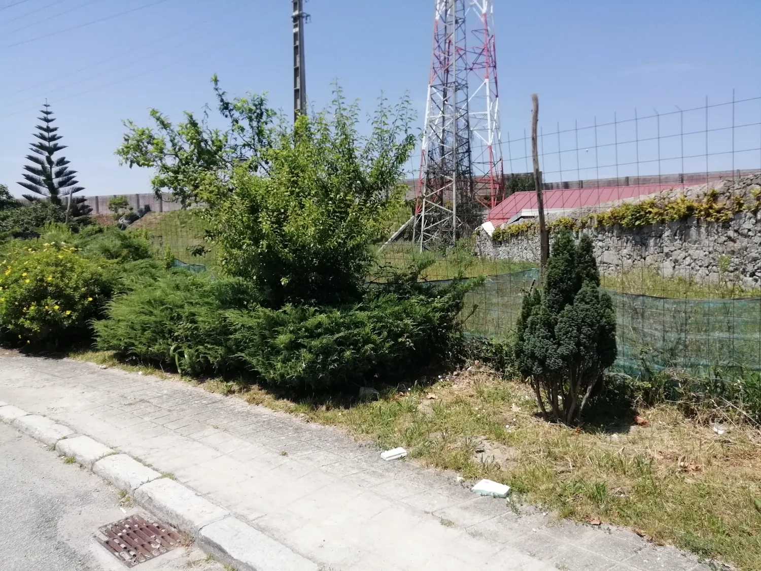 LOTE DE TERRENO PARA CONSTRUÇÃO EM ALTURA, CENTRO DE CUSTÓIAS PARA EDIFÍCIO DE CAVE PARA APARCAMENTO + RÉS-DO-CHÃO + 2 ANDARES PARA HABITAÇÕES, NUM TOTAL DE 15 FOGOS - 3