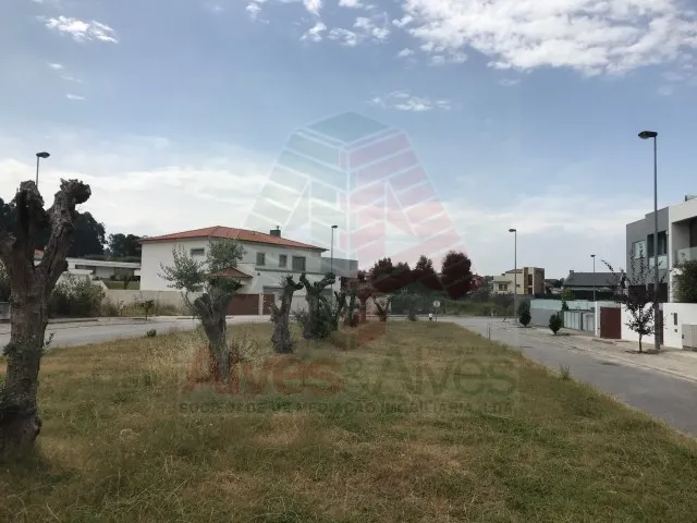 Lotes de terreno para construção de moradias aprovado para cave + rés-do-chão e 1º andar Alvarelhos.