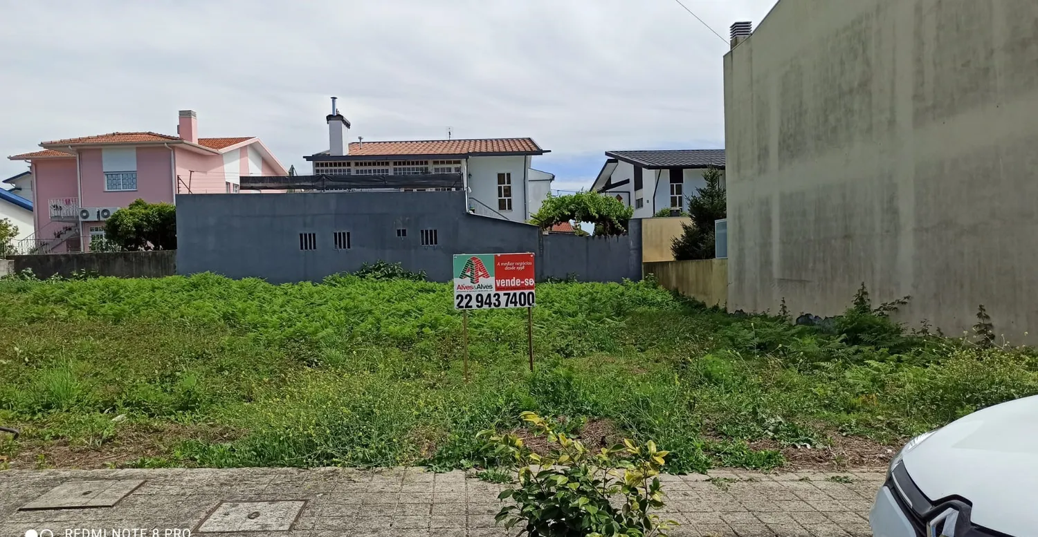 Lotes de terreno para construção de moradias aprovado para cave + rés-do-chão e 1º andar Alvarelhos. - 2