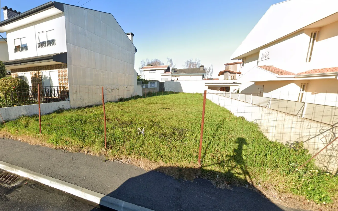 Terreno p/ construção de moradia de 3 frentes - Gueifães