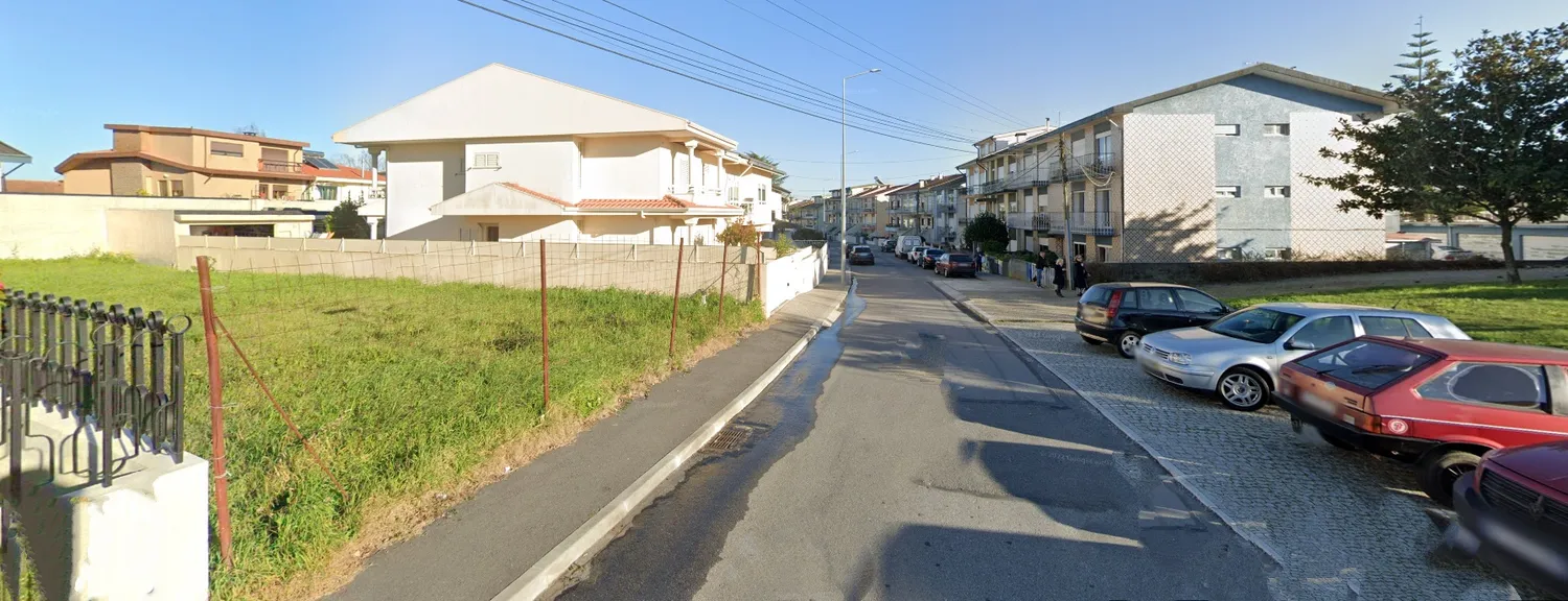 Terreno p/ construção de moradia de 3 frentes - Gueifães - 3