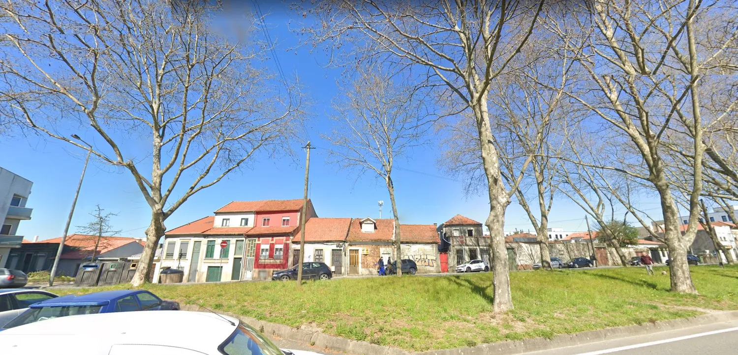 Terreno à Circunvalação a cerca de 700m do H. S. João