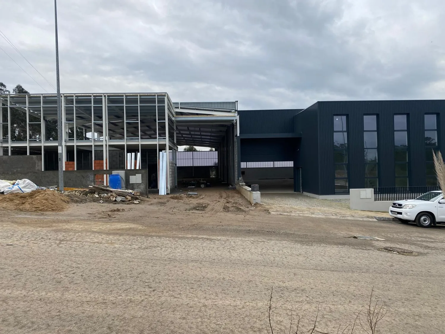 Armazém em construção na zona industrial de Sam