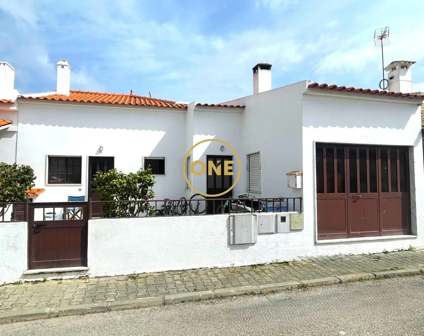 Maison de 3 chambres au cœur de Vila do Carvalhal, emplacement privilégié à proximité de la plage.