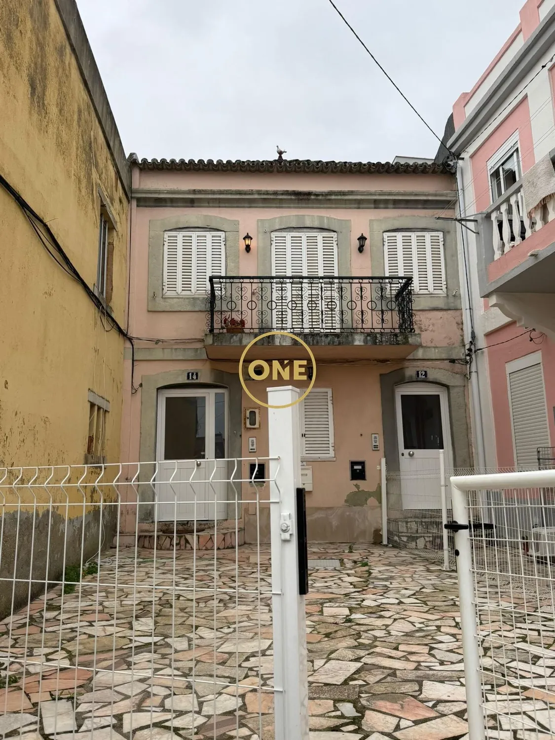Maison à Amora avec 2 étages et patio.