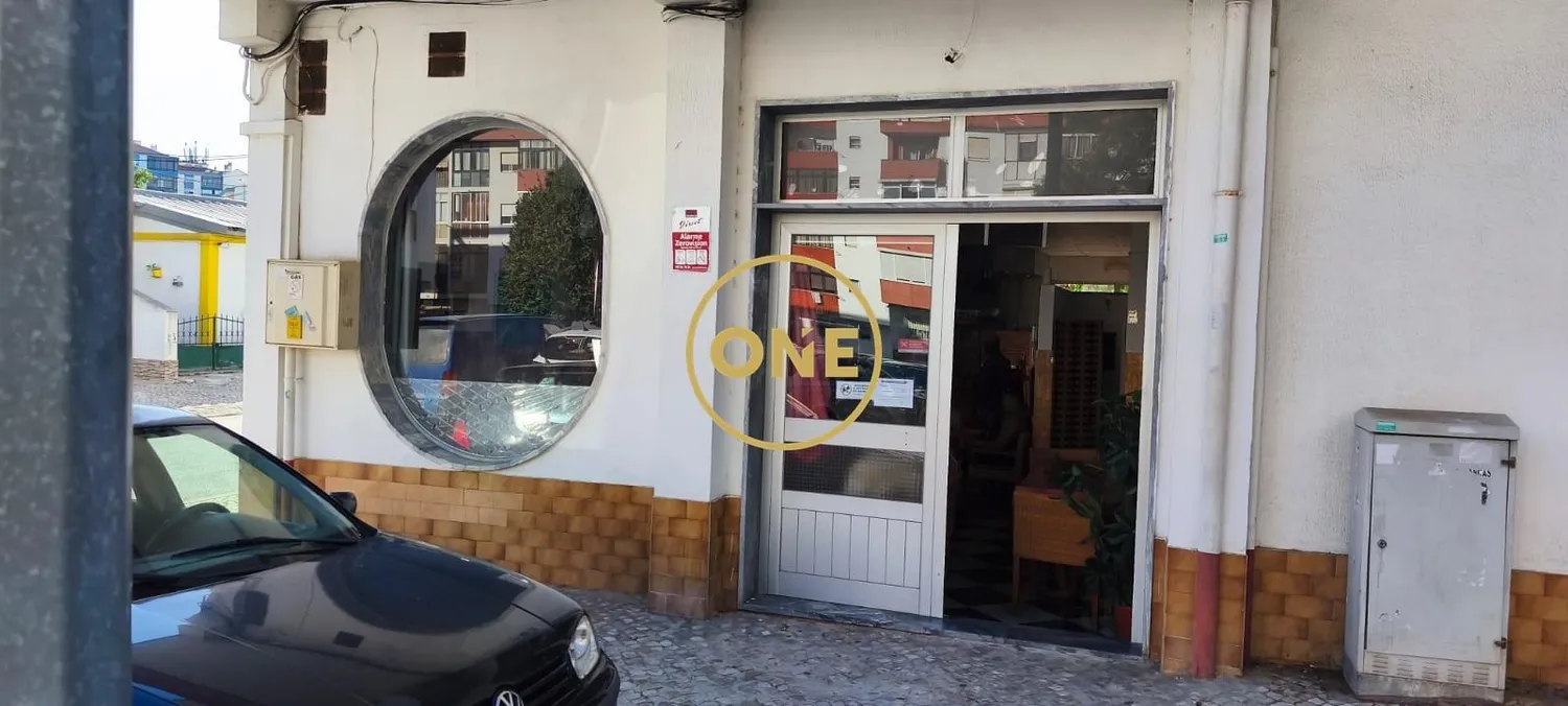 Magasin Amora avec sortie de fumée 98m2 - 2
