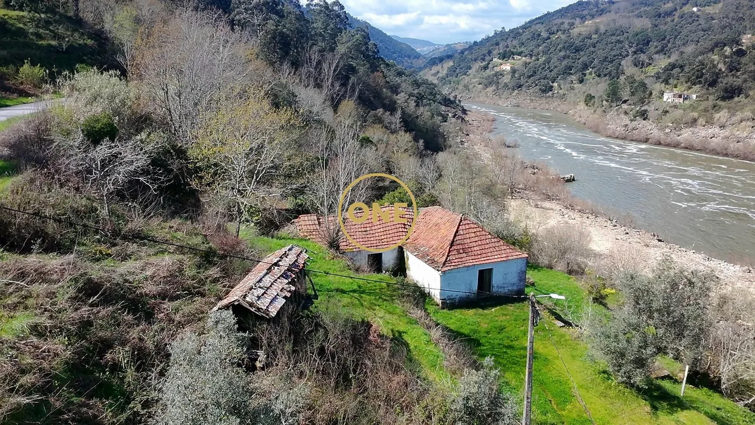 House for restoration on an 8000m2 plot next to the river. - 2