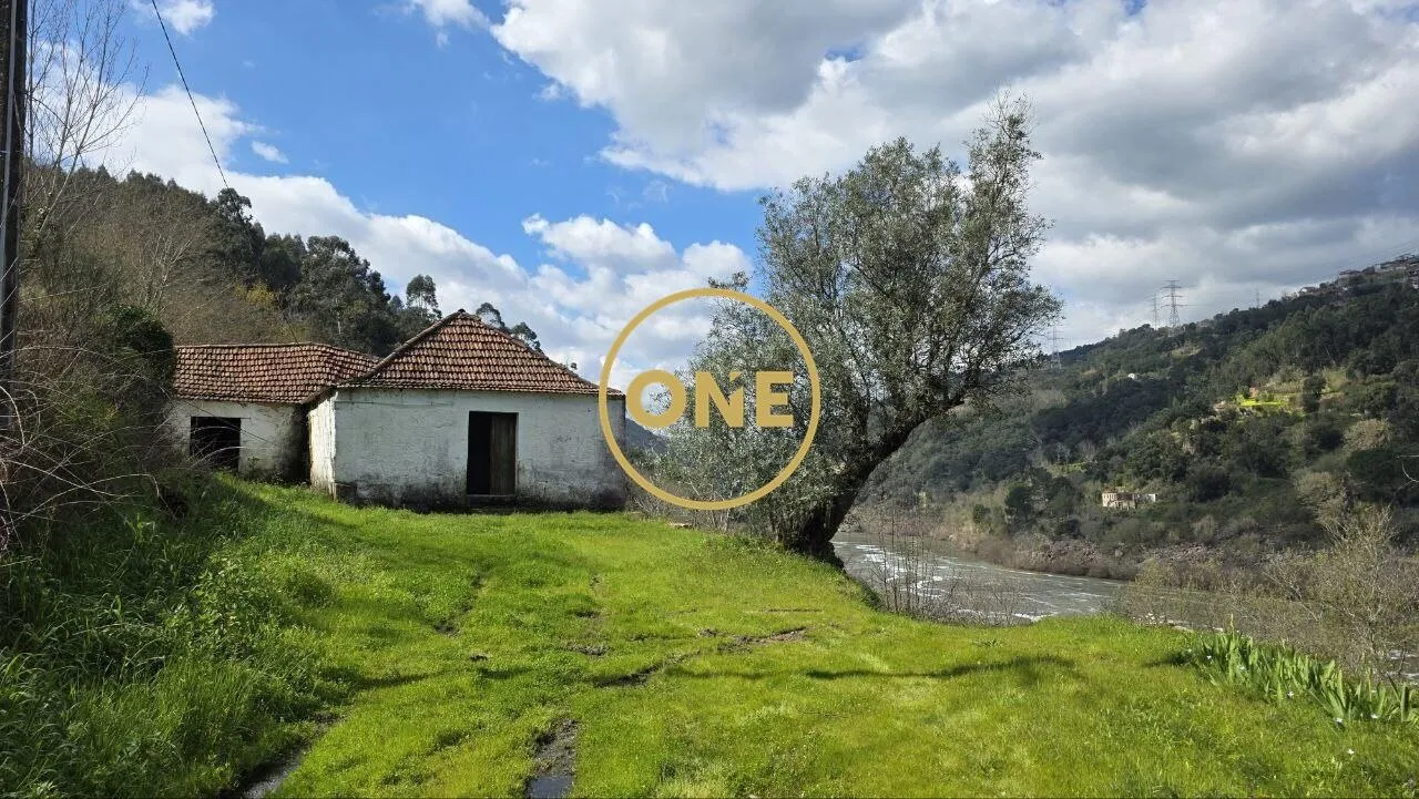 House for restoration on an 8000m2 plot next to the river.