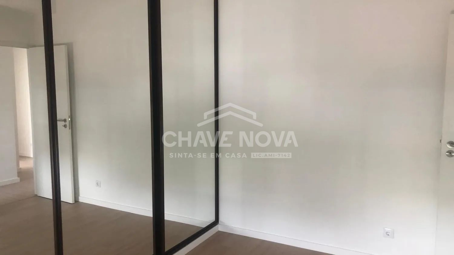 Apartamento T2 Renovado na Rua Martins Barata, na freguesia de Belém - 3