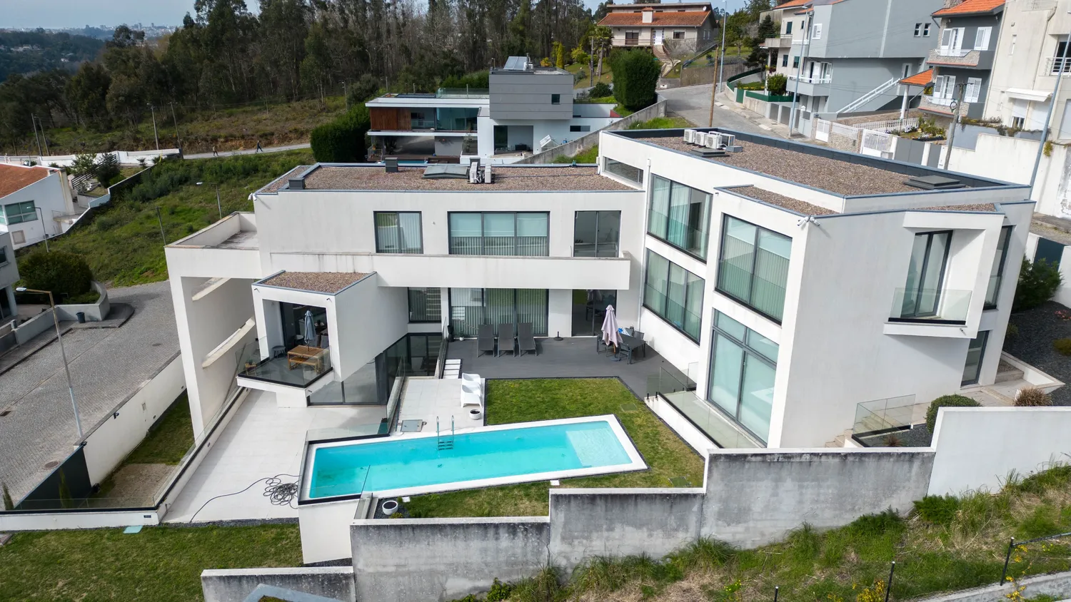 Moradia V5 com Piscina e Vista Desafogada Sobre o Rio Douro