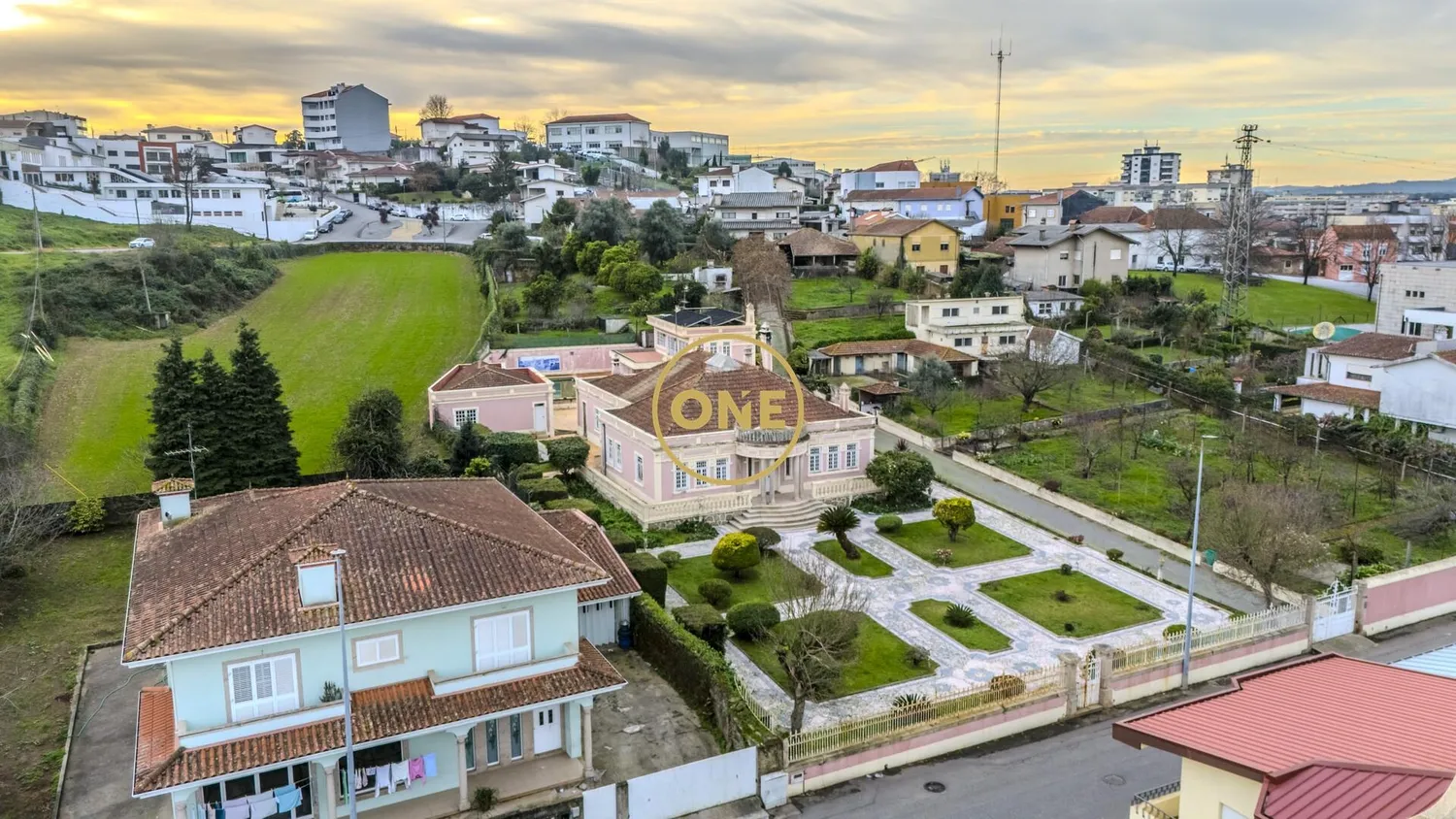 Exclusive Single Storey Villa in the Heart of Trofa with Swimming Pool, Garden - 3
