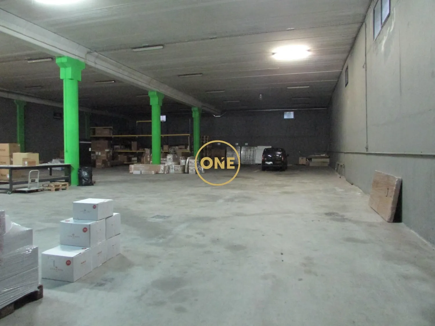 Entrepôt/bâtiment avec espaces de bureaux, mesurant 1153,5 m² et avec une hauteur sous plafond de 6
