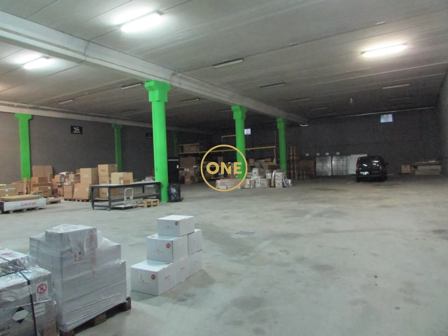 Entrepôt/bâtiment avec espaces de bureaux, mesurant 1153,5 m² et avec une hauteur sous plafond de 6 - 2