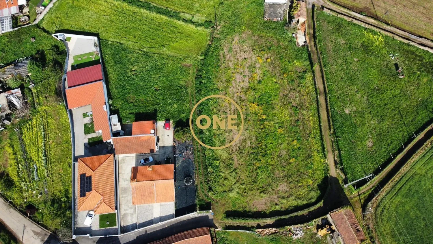 Rustic plot of land measuring 1,600 m²
