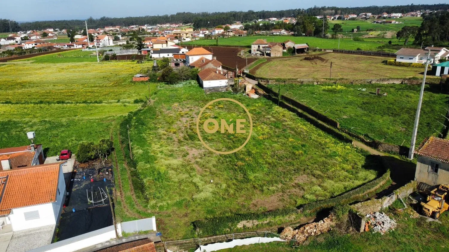 Rustic plot of land measuring 1,600 m² - 2