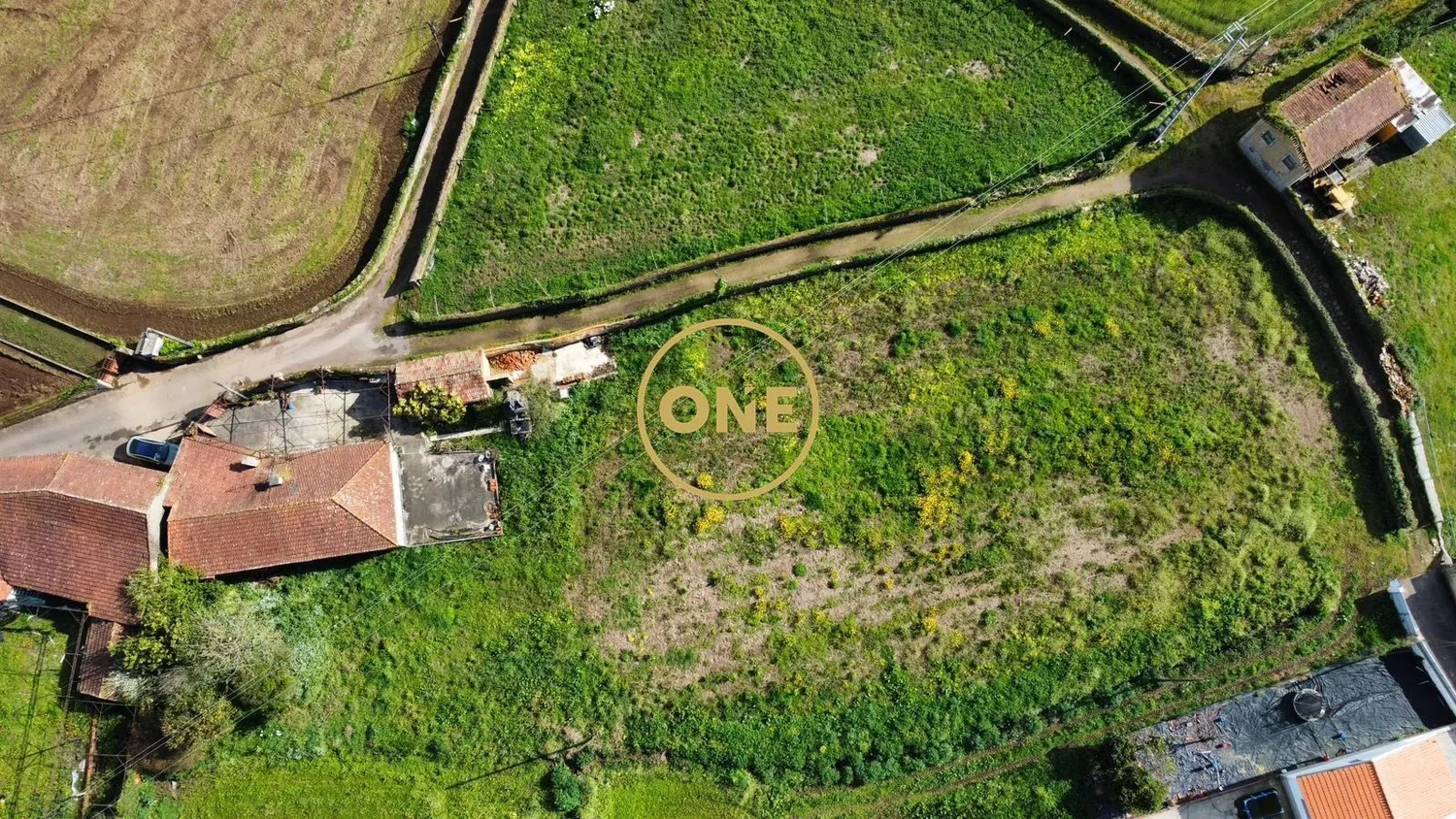 Rustic plot of land measuring 1,600 m² - 3