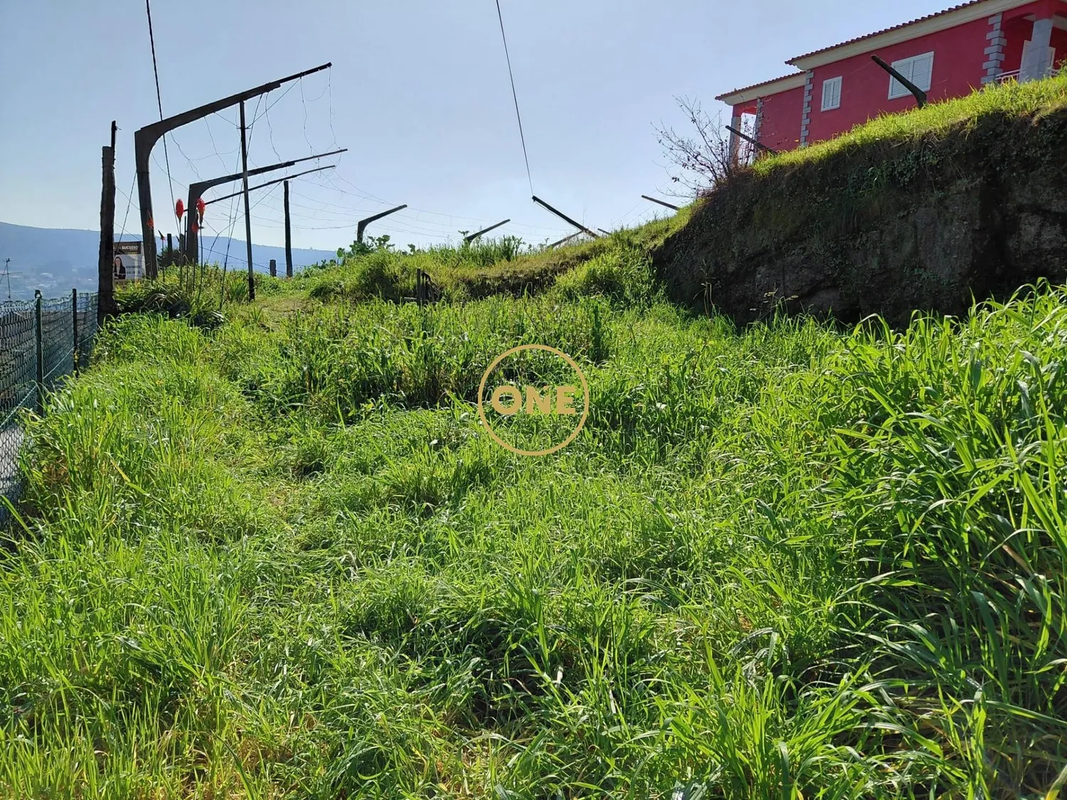 Terrain de 550 m² à Cruz, emplacement calme et proche de toutes les commodités.