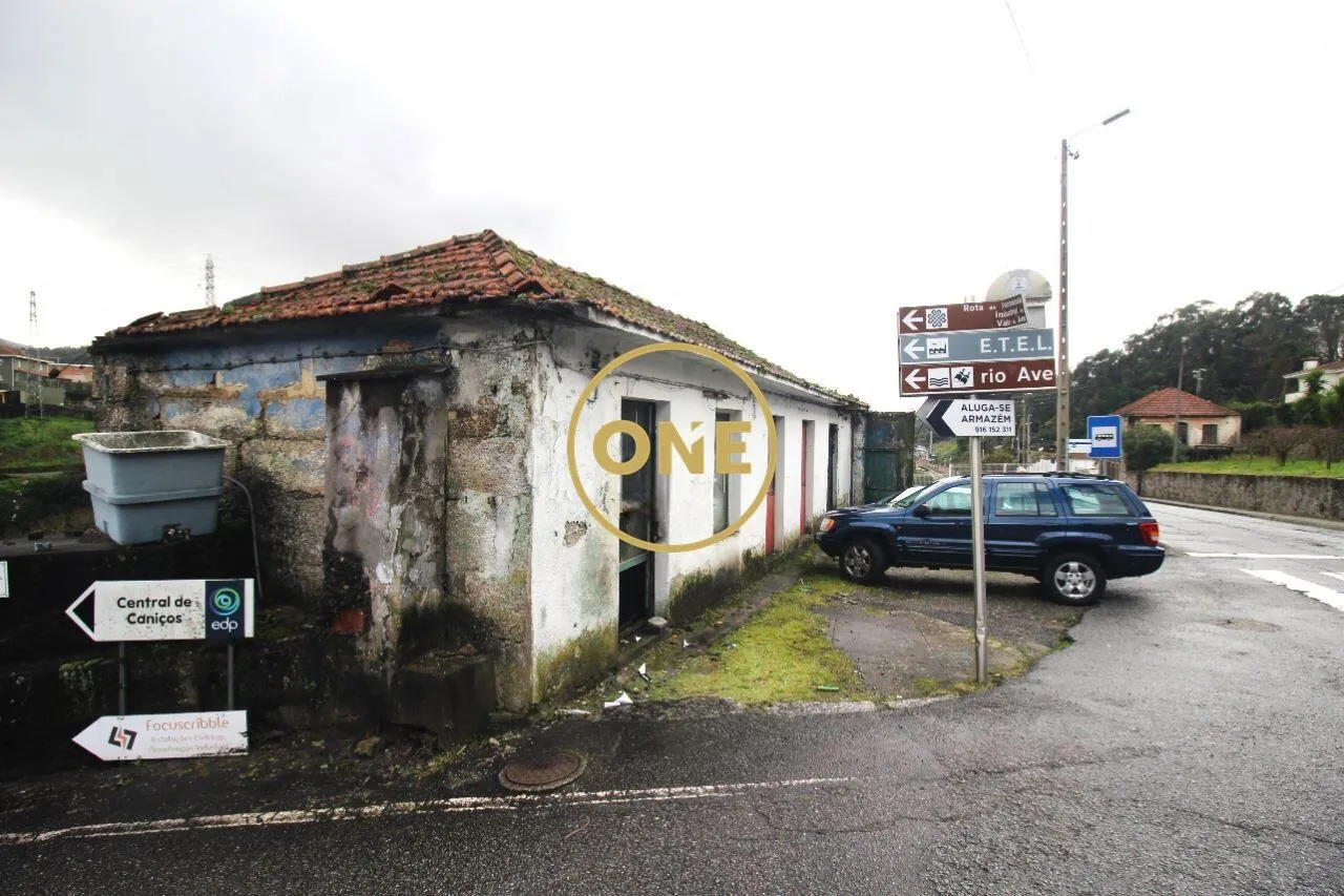 Moradia em Ruínas em Bairro
