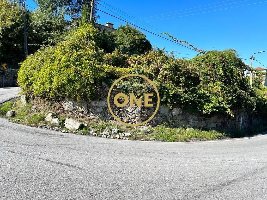 Terrain de 690 m2 sur l'Avenida Joao Paulo II à Rebordões - Santo Tirso
