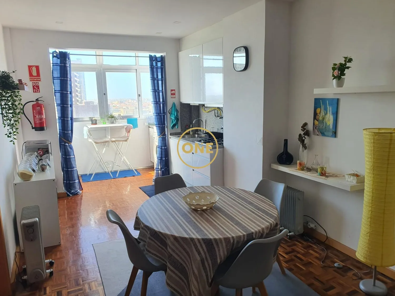 Appartement meublé de 2 chambres avec vue sur la mer.