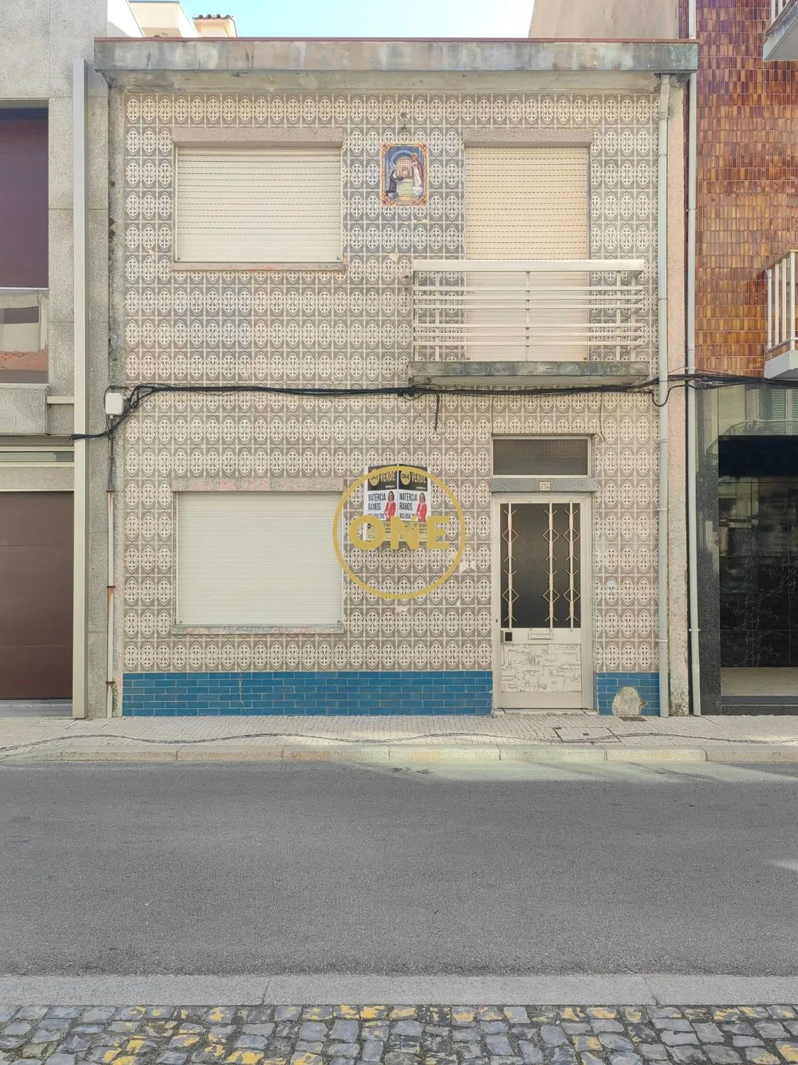 House for restoration on 2 seafront in Vila do Conde on Rua Alfredo Bastos