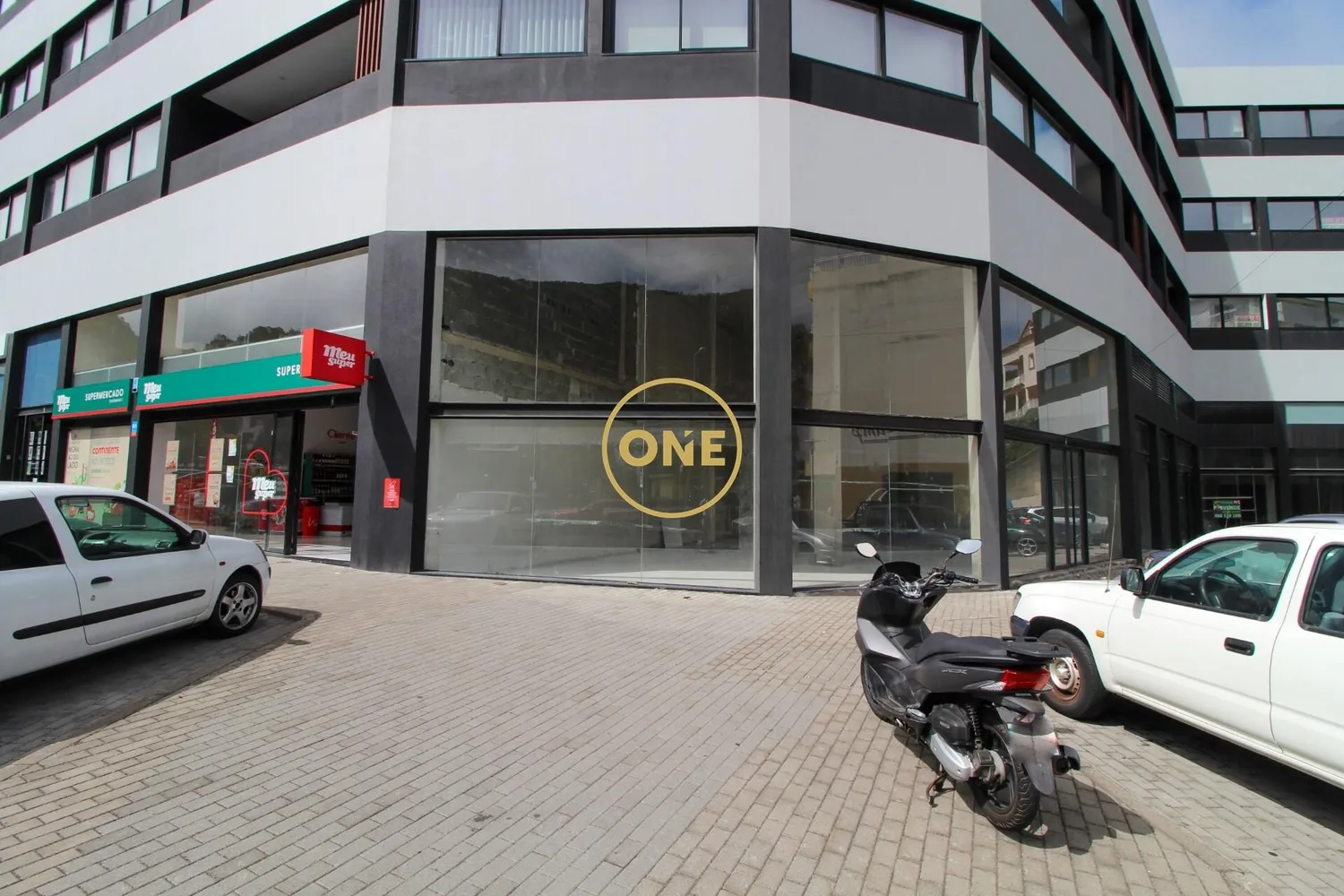 Store with 155 m2