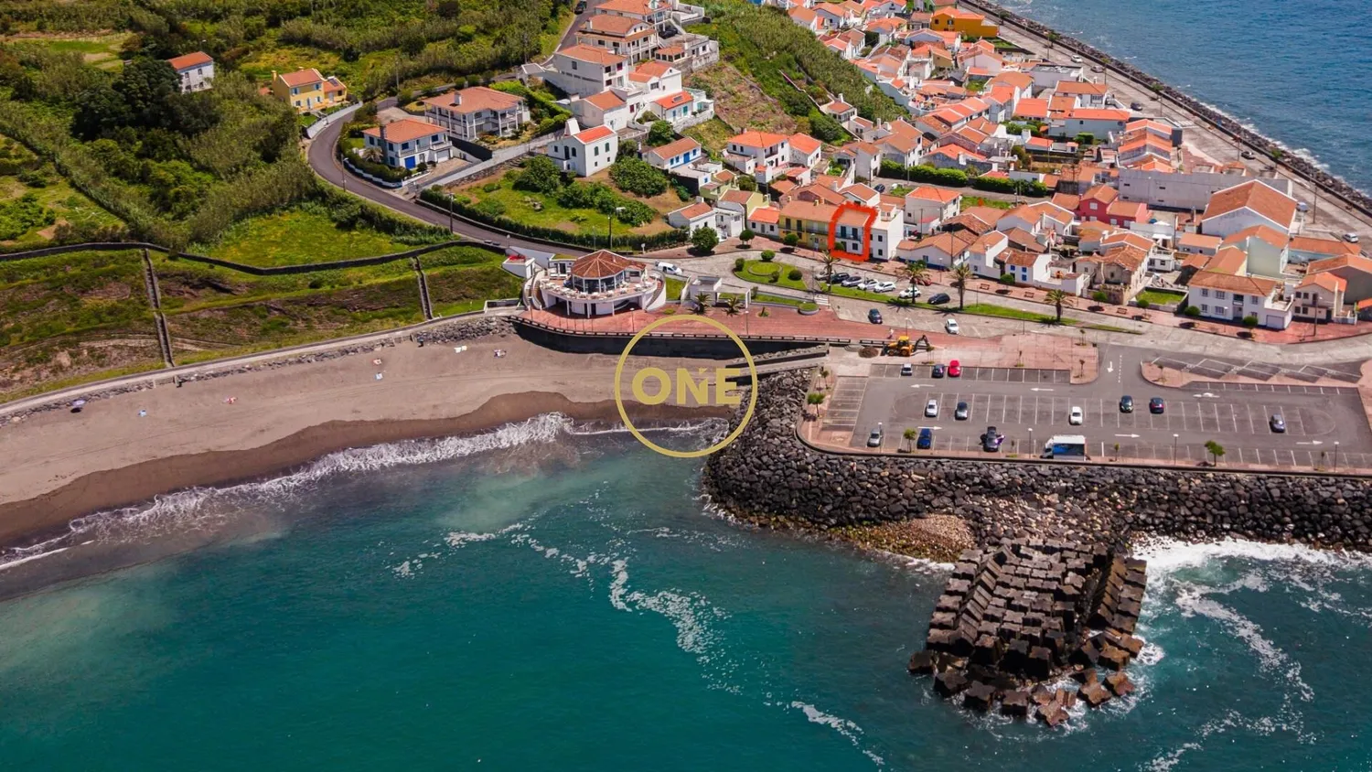🌊 Completely renovated 2 bedroom house in front of Ribeira Quente Beach