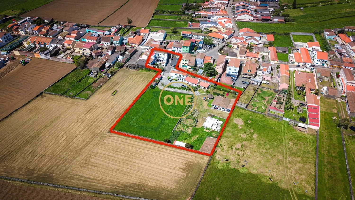 🏘️ Urban Farm with Independent House, 8 Apartments and 5,723 m² of Land