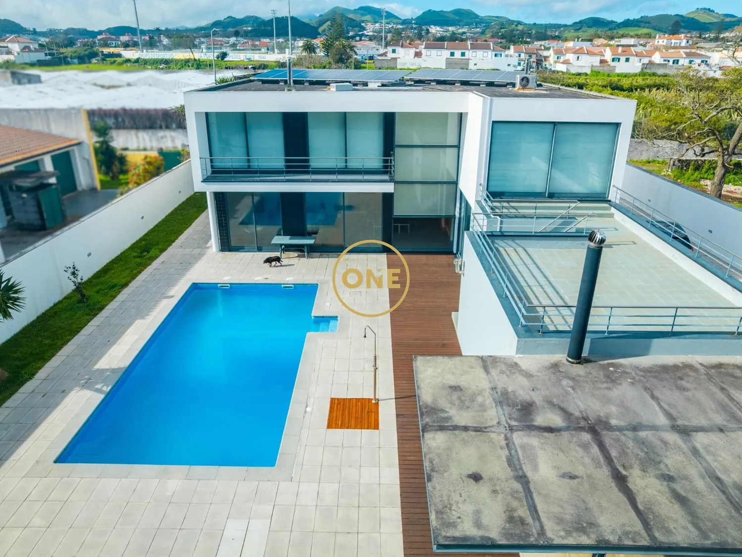 Moradia V5 com Vista Mar e Piscina em São Roque - Ponta Delgada.