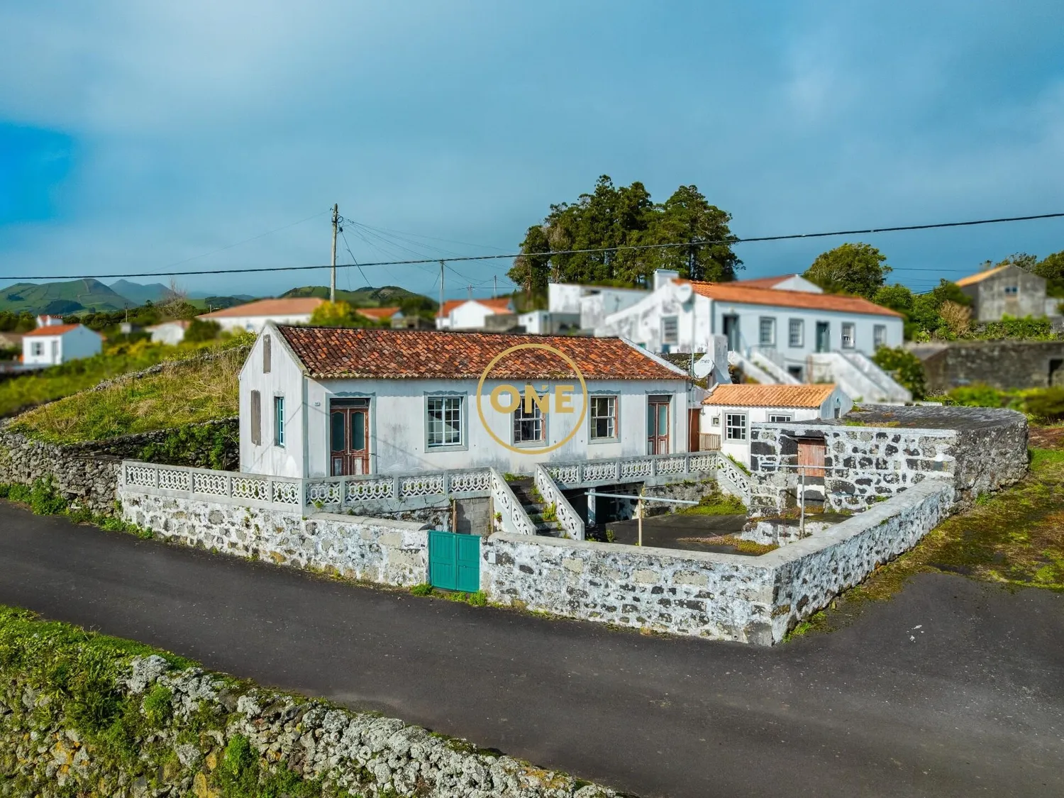 One-bedroom house with large plot and sea view – Excellent investment potential.