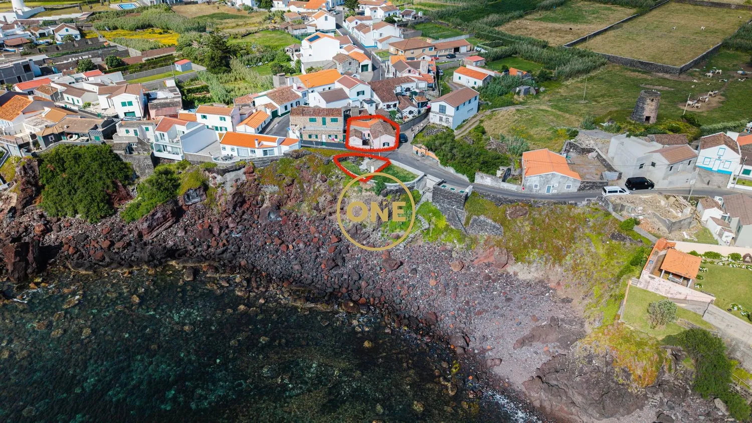 Moradia T2 nos Mosteiros — Vista Mar e Potencial Máximo 