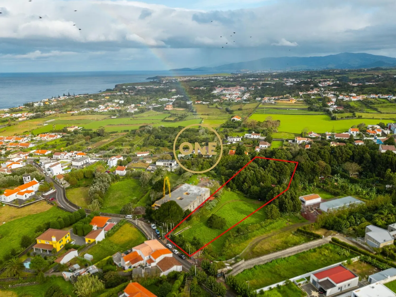 Terreno Urbano com Projeto Aprovado e Casa de Madeira — Capelas