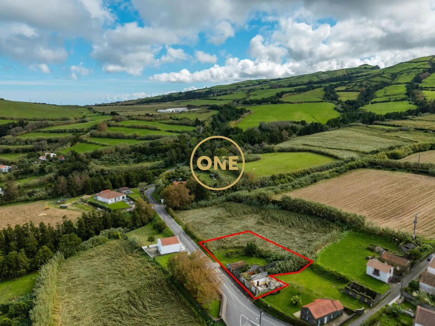 🏡 Urban Land with Ruin – Pilar da Bretanha, João Bom | Sea and Mountain Views