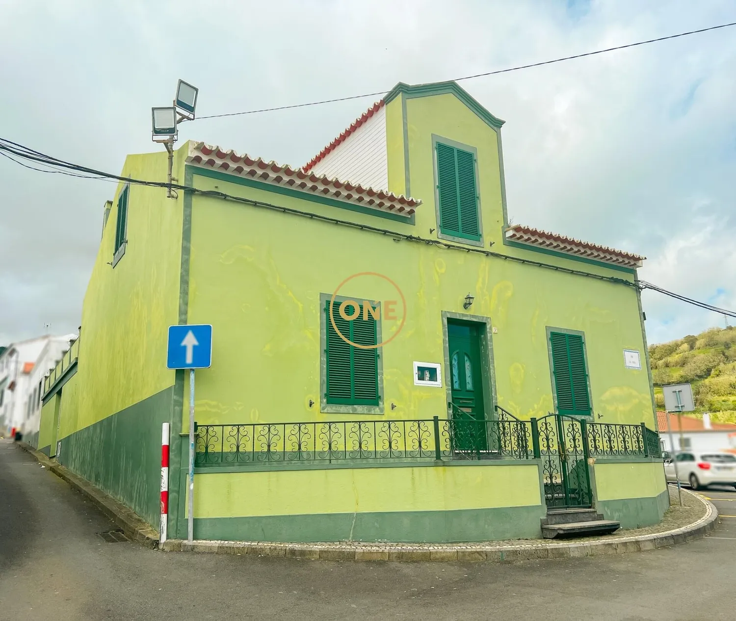 Moradia V4+ com pátio no centro de Água de Pau – Lagoa