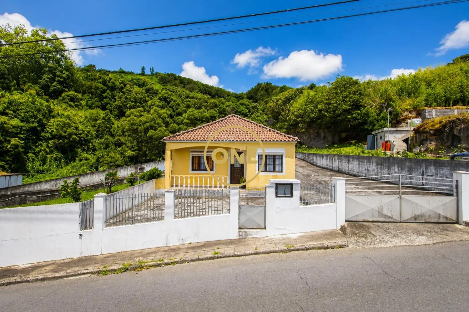 4 bedroom house with large garden in Feteiras – Space, Tranquility and Potential