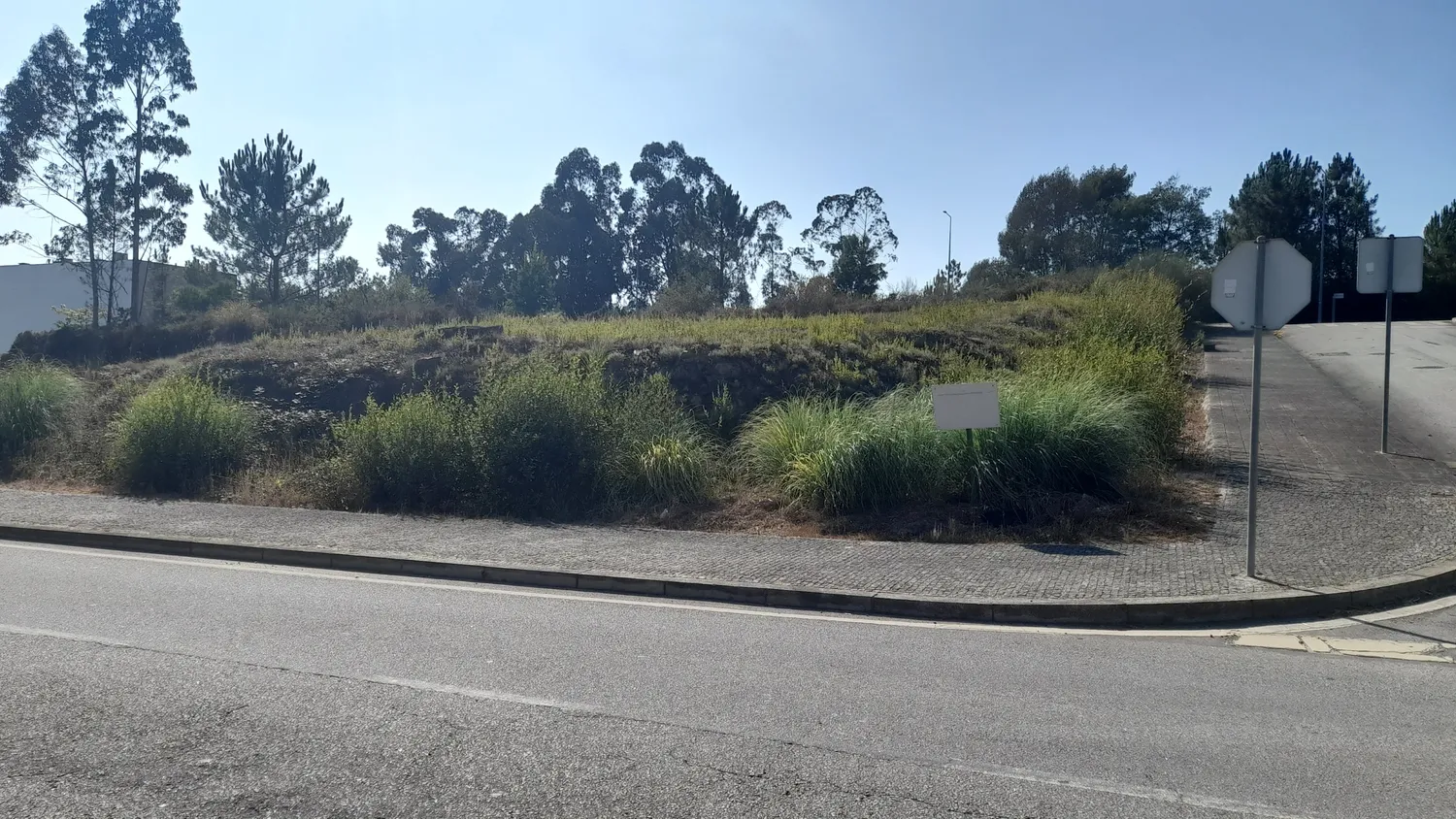 Lote de Terreno c/ 4 frentes - P/ construção de moradia de CV+RC+1 - Folgosa