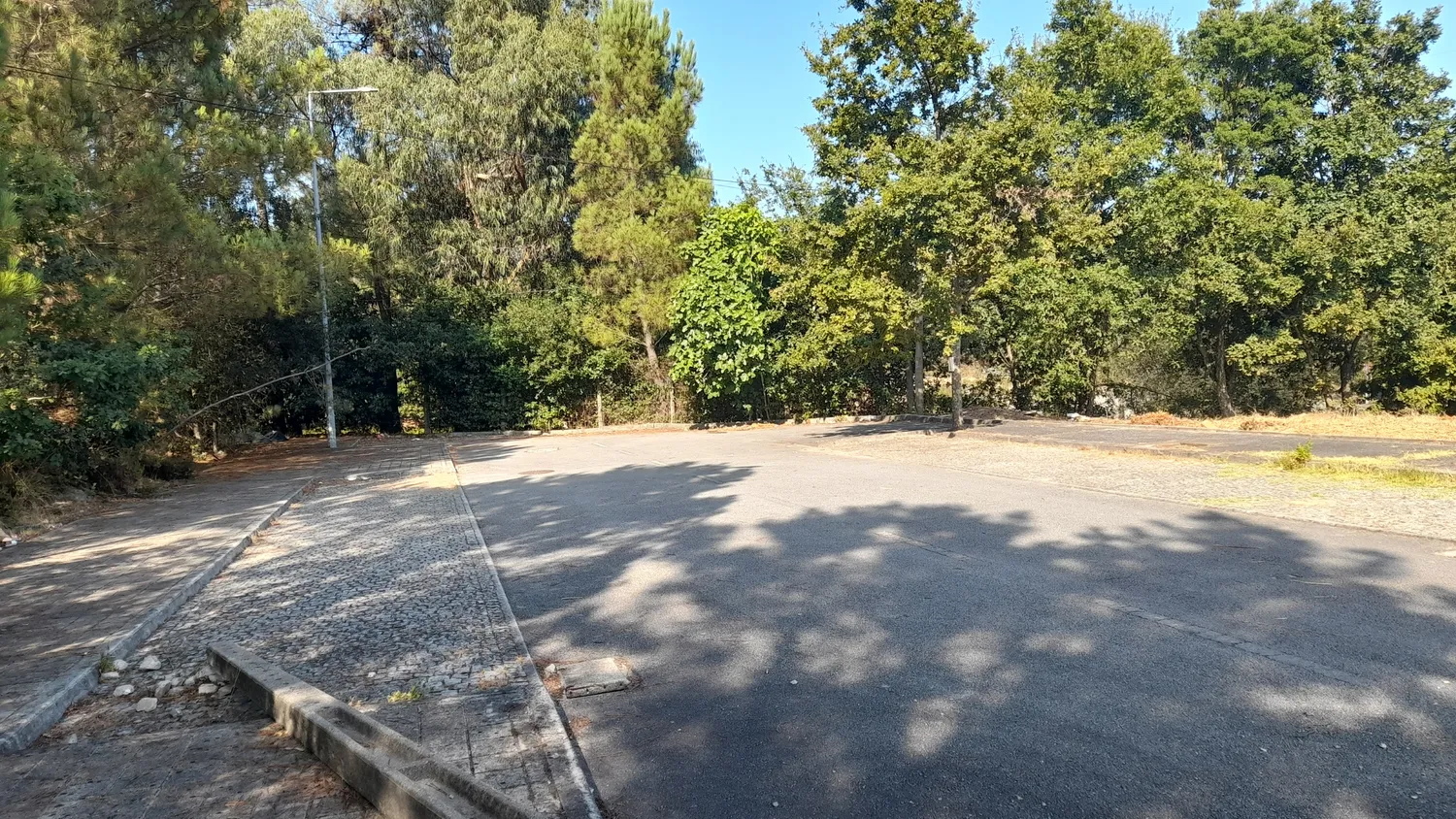 Lote de Terreno c/ 4 frentes - P/ construção de moradia de CV+RC+1 - Folgosa - 2