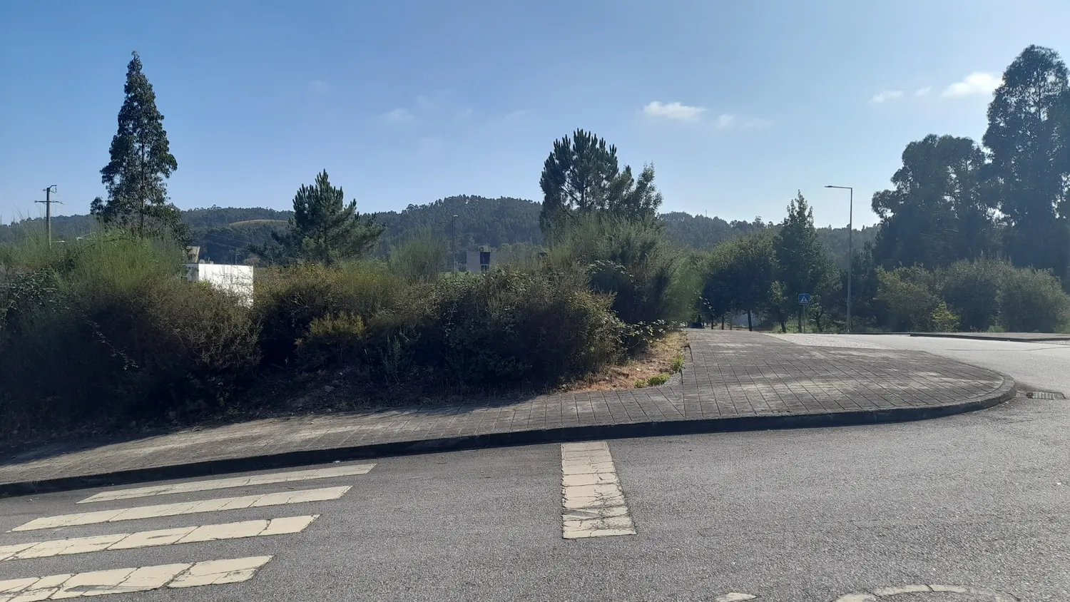 Lote de Terreno c/ 4 frentes - P/ construção de moradia de CV+RC+1 - Folgosa - 3
