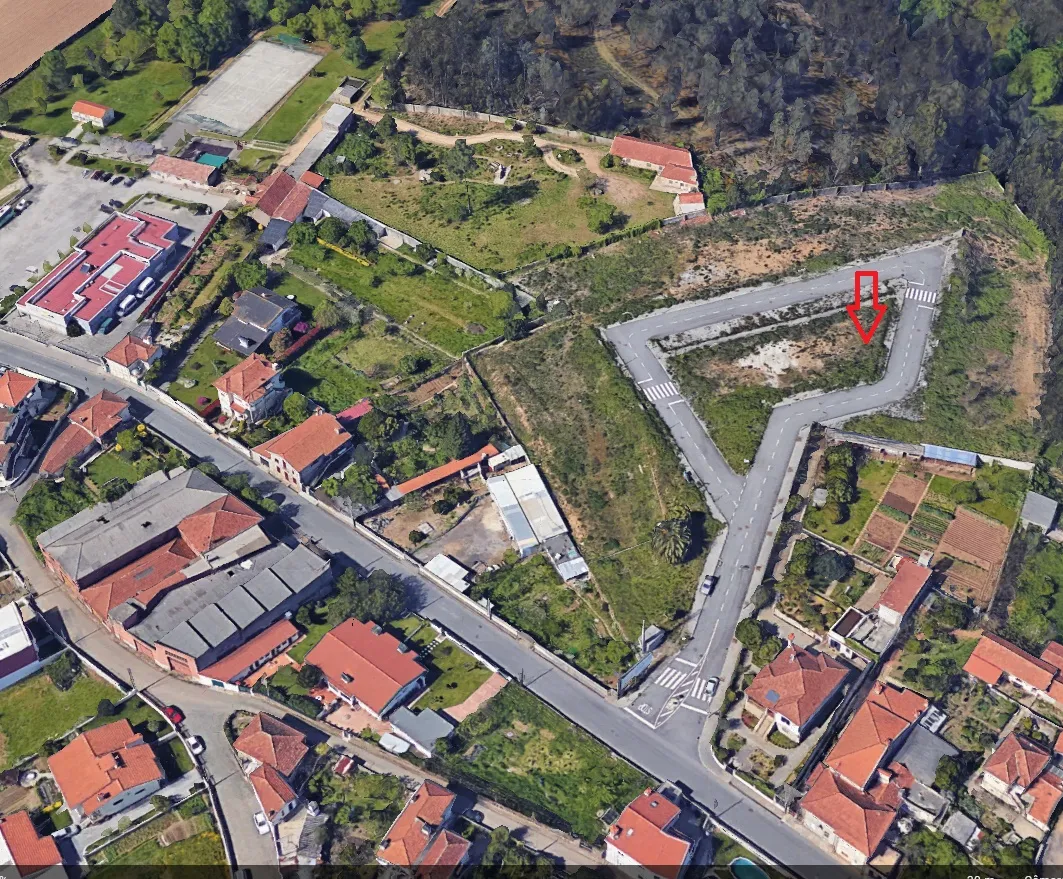 Lote p/ construção de moradia de 3 frentes - Próximo à Estação do Caminho de Ferro e do Centro