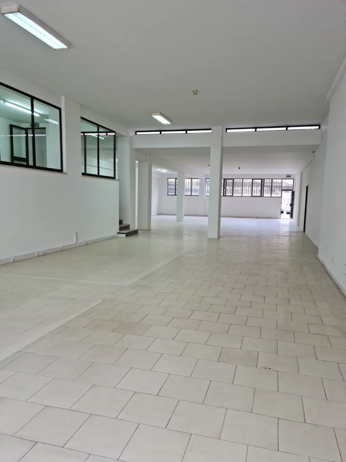 Loja Open Space na Boavista - Porto (Estacionamento 5 Viaturas)