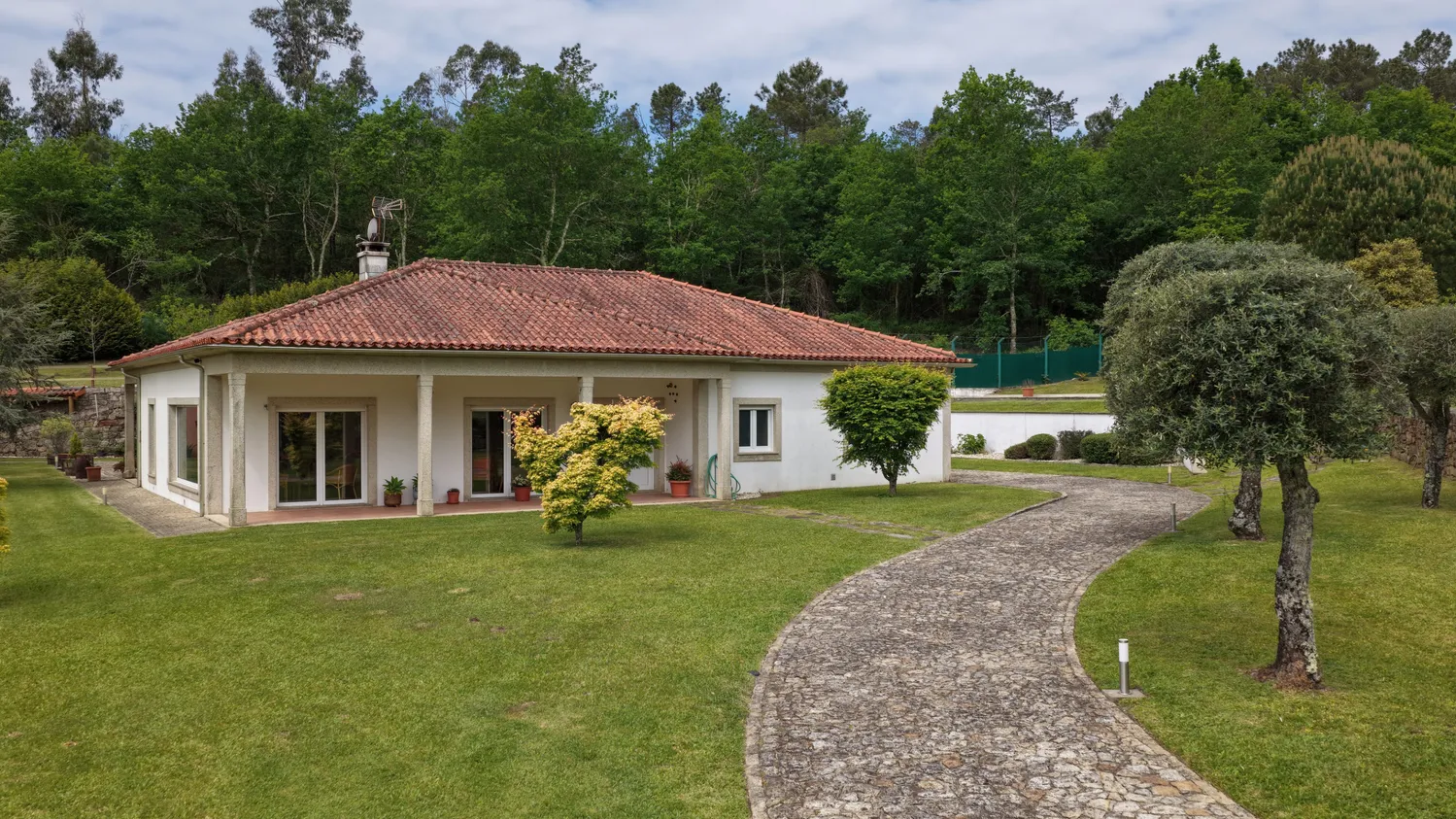 Quintinha com 2 casas -Extraordinária propriedade