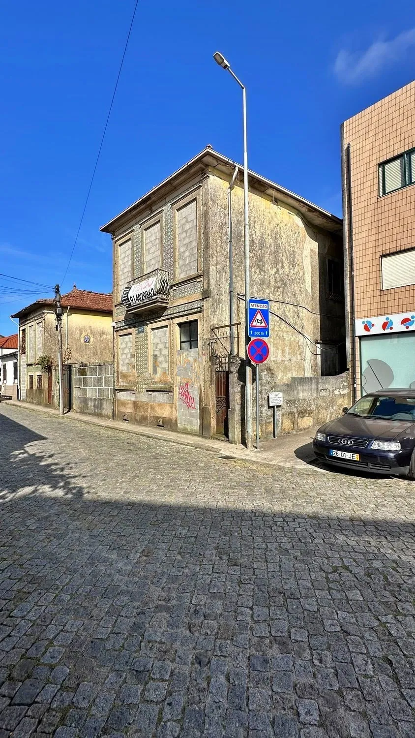 Moradia de 4 frentes para restaurar. Anterior a 1951 - S. Mamede Infesta - Matosinhos